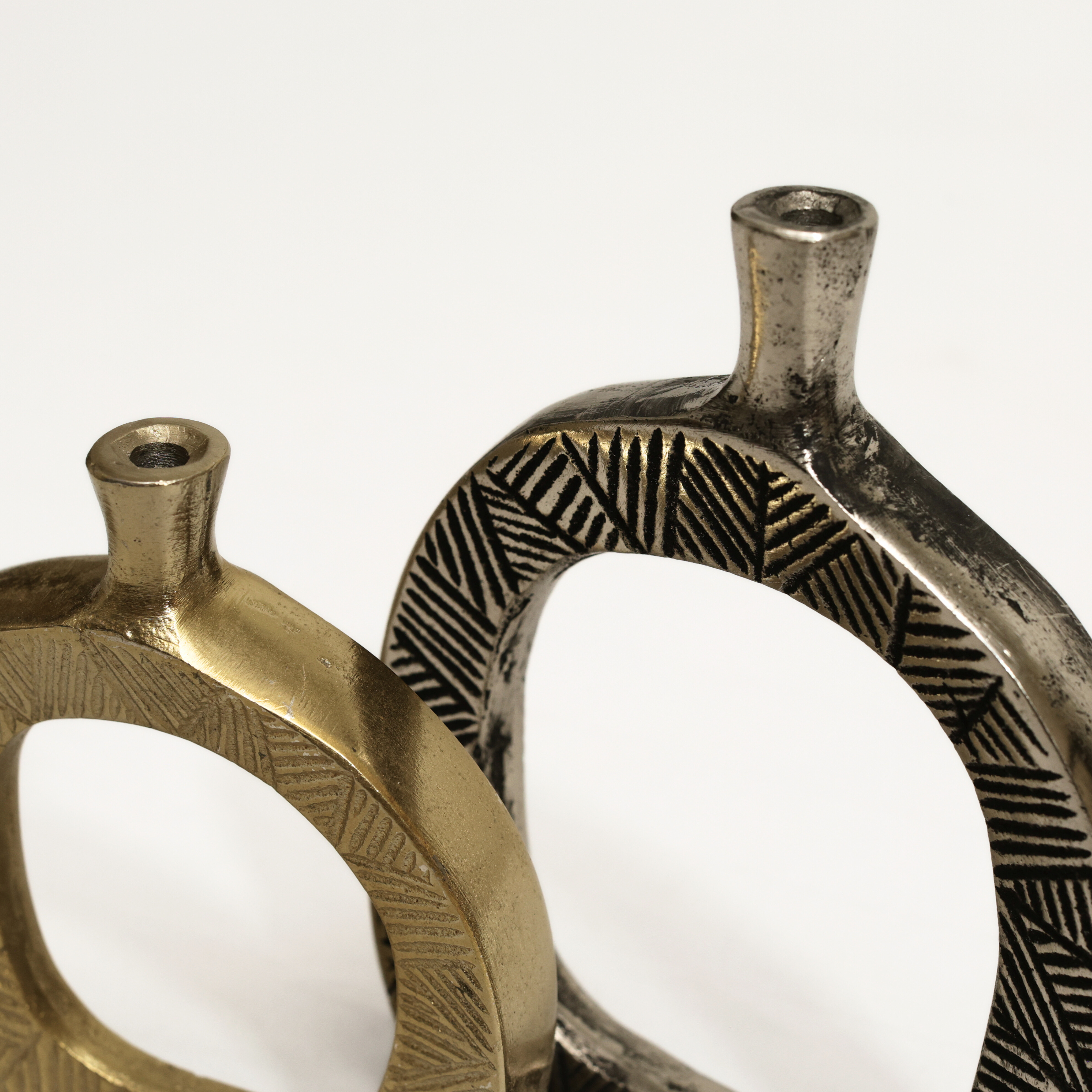 Les Deux Vases: A Study in Contrast