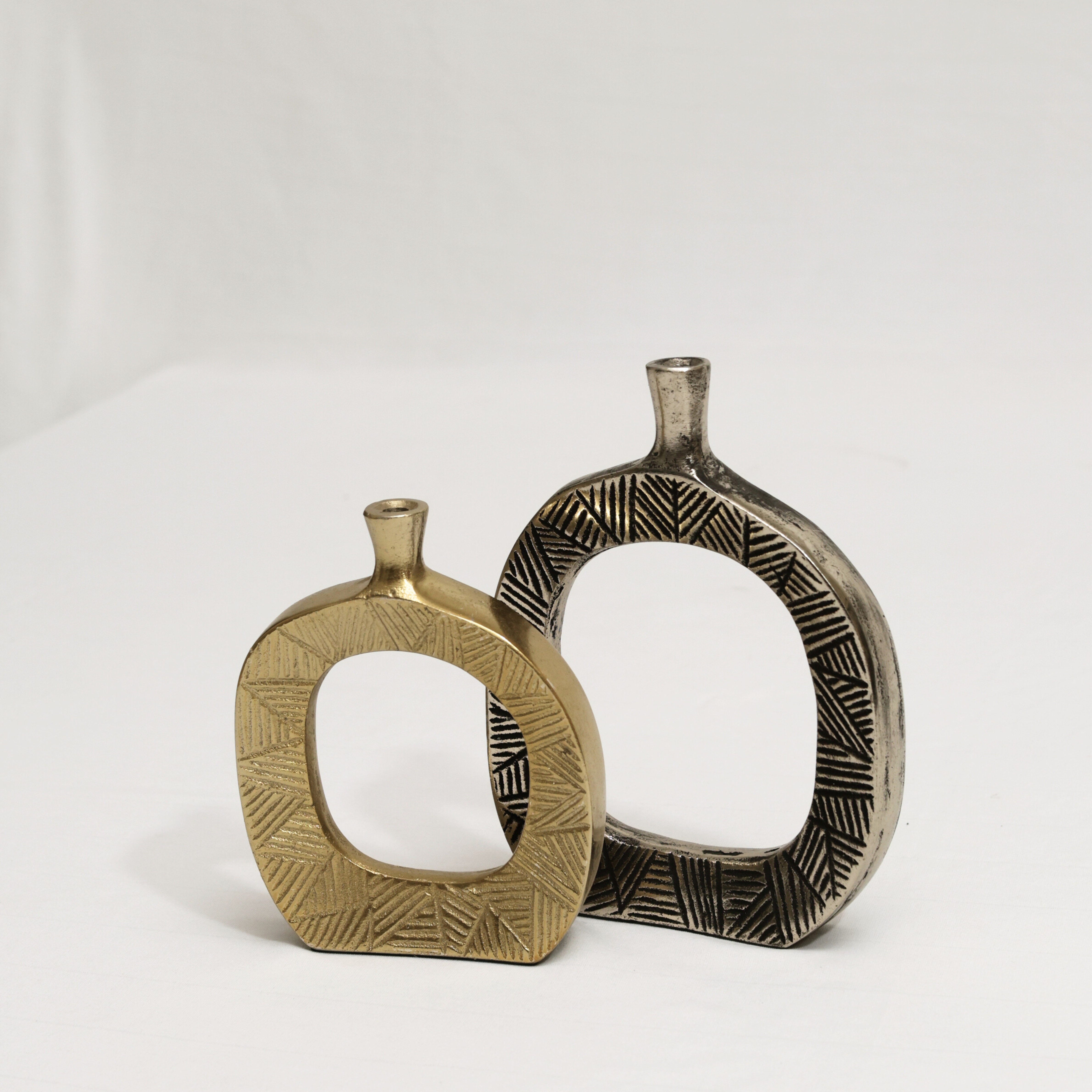 Les Deux Vases: A Study in Contrast